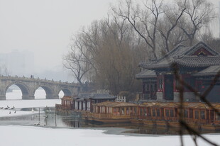 冬日湖畔古建筑景观