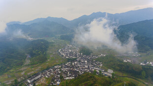 山间云雾中的静谧村落
