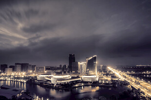 夜幕下的城市璀璨景观