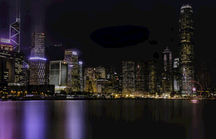 城市夜景璀璨灯光映水面