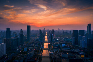 城市日落天际线壮丽景观