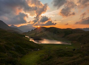 山间湖畔绝美日落景观