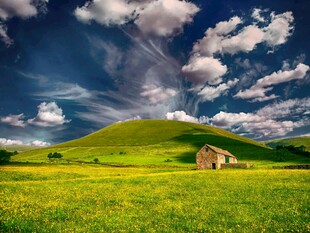 草原上的小屋与蓝天白云