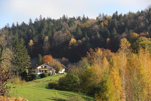 秋日山间的温馨小屋