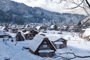 冬日雪景中的古朴村落