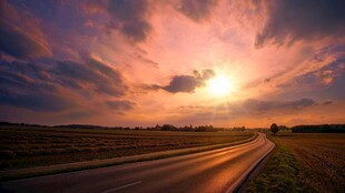 公路上的绚丽日落美景