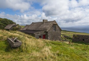 乡村小屋青山碧海相伴