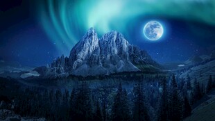 月夜下的壮丽山峰景观