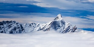 巍峨雪山耸立于云海之上