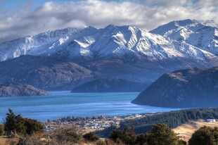 壮丽雪山下的静谧湖泊