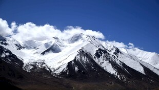 巍峨雪山蓝天相伴