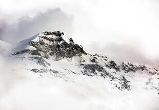 雪山云雾缭绕的壮丽景观
