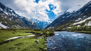 山间秀丽河谷风景