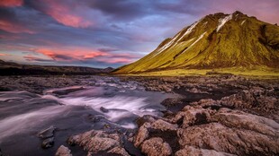 壮丽山河间的溪流美景