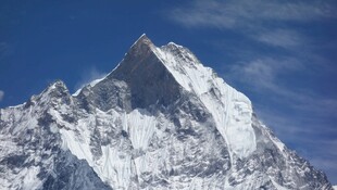 巍峨雪山