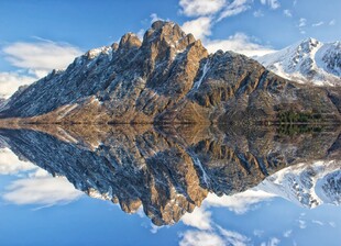 壮丽山景与湖面倒影奇观