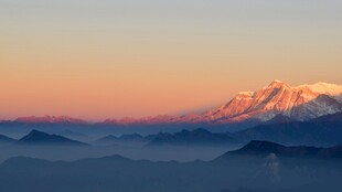 日出下的壮丽雪山景观
