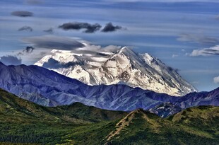 壮丽雪山与葱郁山峦景观
