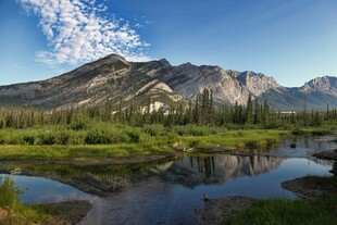 山间湖泊美景