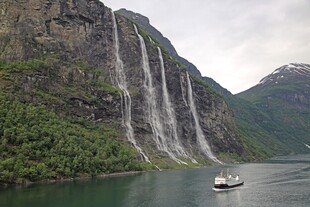 峡湾壮观瀑布与游船美景