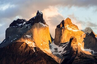 夕阳下的壮丽雪山景观