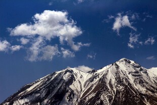 巍峨雪山映蓝天