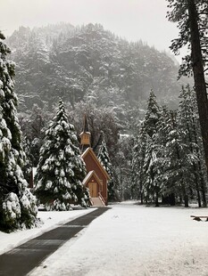 雪覆山林中的红顶小屋