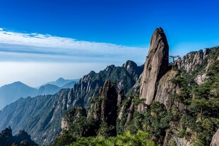 巍峨奇峰屹立于群山之间