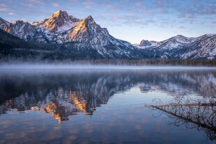 壮丽山水间的梦幻湖景