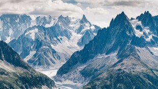 壮丽巍峨的雪山景观