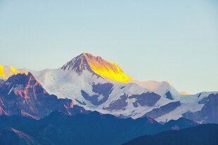 雪山壮丽日出美景