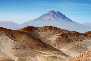 壮丽沙漠中的巍峨山峰