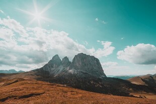 壮丽山峦与晴朗天空