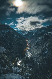 山间河谷雪景壮丽风光
