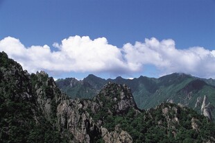 壮丽山景伴蓝天云朵