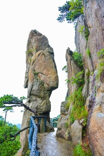山间奇形岩石与蜿蜒小径