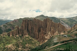 壮丽山峦景观