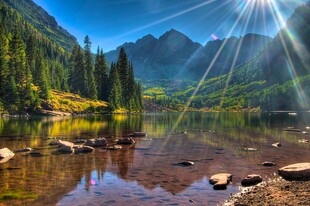山间湖畔美景