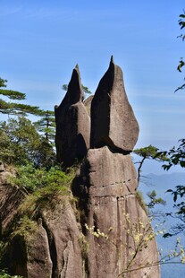 奇特双石峰屹立山间