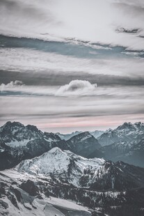 雪山云海壮丽自然景观
