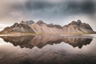 山水相映的静谧自然景观