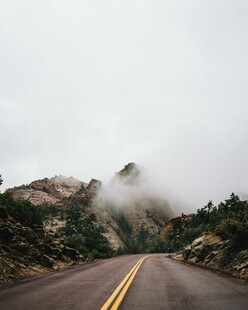 云雾缭绕的山间公路