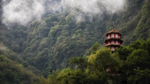 山间古亭隐于云雾之中