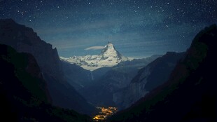 山间月夜美景