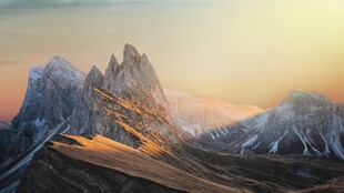 壮丽山景日出下的巍峨峰峦
