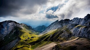 壮丽山川云雾缭绕山谷