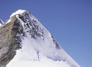 巍峨雪山尽显壮丽风光