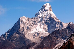 巍峨雪山尽显壮丽之美