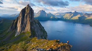 壮丽山景与静谧湖水风光