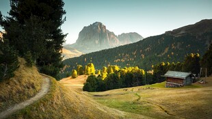 山间美景中的静谧小屋